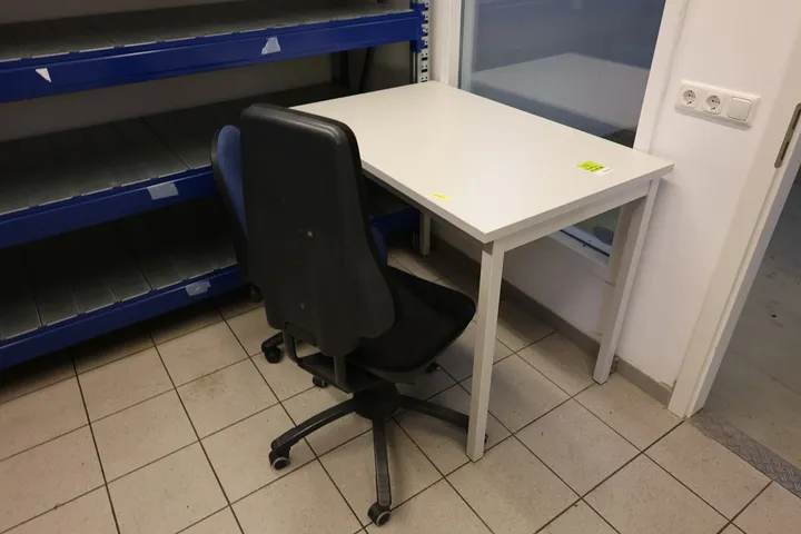 1 x Tisch, 2 x Bürostuhl Tischmaß: 120 x 75 x 89 cm
